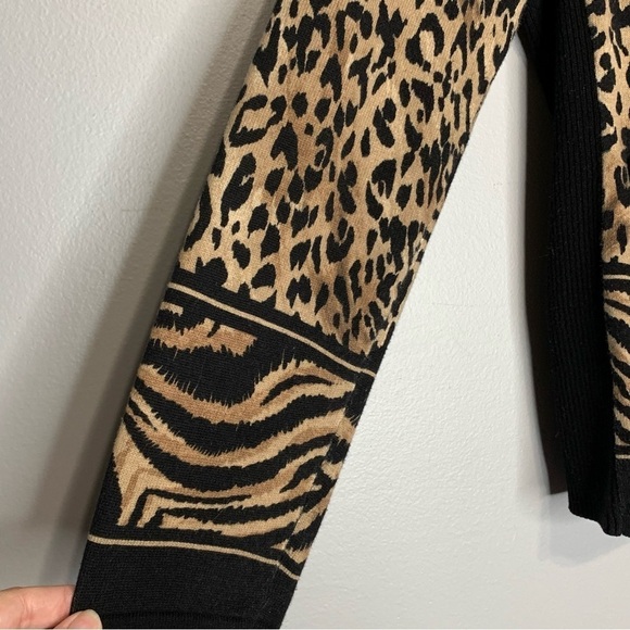 Chico’s Zynergy leopard sweater zip up jacket. Size 1 (8 M) - Picture 7 of 10